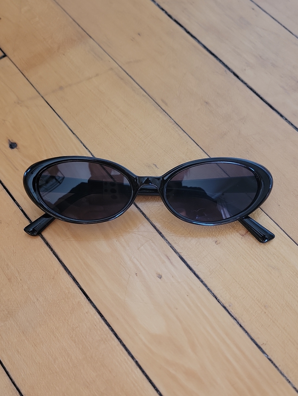 🍒 Black Retro Oval Sunglasses - 90s Vintage Aesthetic Shades